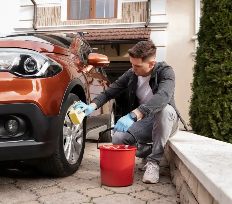 Lavage auto à domicile Montestruc-sur-Gers : professionnel intervenant sur un véhicule